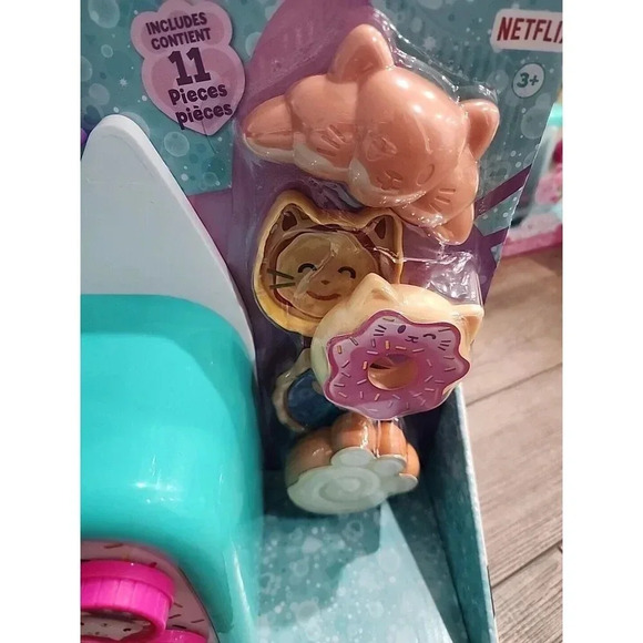 Gabby's Dollhouse Bakey With Cakey Oven Includes 11-piece Playset Sound & Light - Picture 4 of 4